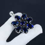 H&auml;mmastav sinine safiirist gemstone h&otilde;bedane lillepistikuga ripats 925 sterlingh&otilde;bedast - K&auml;sitsi valmistatud pirnikujuline disain, igap&auml;evane kandeehe, emadep&auml;evakingitus 2.36" sinine