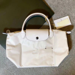Uus disainkott nailonist naiste k&auml;ekotid logoga Dumpling Beach Bag Luksuslikud kaubam&auml;rgiga ostukotid nahast k&auml;epidemega kandekotid S 28cm valge