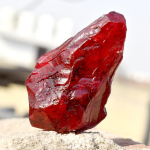 Looduslik L&otilde;ikamata A+ Sertifitseeritud 135 ct Punane Rubiin Toorkivi Vintage Gemstone Kollektsion&auml;&auml;ridele 76.4 mm approx punane