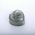 V&auml;ikese suurusega retro metallist ehtekarp Vintage lilledega nikerdatud kodukaunistusega nipsasjakeste &uuml;mbris S&otilde;rmus k&auml;ev&otilde;ru ripats hoiuhelmeste korraldaja h&otilde;be