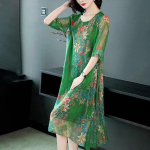 Keskealine naissoost ema suvine lahtine plusssuuruses keskmise pikkusega &scaron;ifoonimustriga kleit, mis katab k&otilde;htu XXL roheline