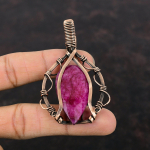 Faseteeritud Kashmiri rubiinipandent Vasktraadiga &uuml;mbritsetud ehted Kivist vaskpandent K&auml;sit&ouml;&ouml;na vasktraadiga &uuml;mbritsetud pandent Kingitus emale Stiilne pandent