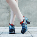 Ehtsast nahast Patchwork k&otilde;rged kontsad Retro reljeefsed k&auml;sitsi maalitud pumbad Mitmek&uuml;lgsed naiste kingad 36 tumehall v&auml;rv