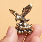 1 tk messingist kotka kuju skulptuur K&auml;sitsi valmistatud k&auml;sit&ouml;&ouml; ornament Vintage vasklinnu kujuke kodukontori t&ouml;&ouml;laud loomade kaunistus One Size