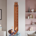 K&otilde;rguse m&otilde;&otilde;tmise tabel k&auml;snakleebistega. Dekoratiivne seinam&otilde;&otilde;turi joonlaud lastele kodus