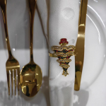 Kirjakivist j&otilde;ulupuu salvr&auml;tikus&otilde;rmus &ndash; l&auml;ikiv lauan&otilde;ude tarvik Rhinestone Christmas Tree