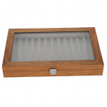 Puidust t&auml;itesulepeade esitlusvitriin Korraldaja P&auml;hklipuidust hoiukarp Kingitus 12 sulepea esitlemiseks