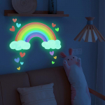 Vikerkaare helendavad seinakleebised helendavad pimedas fluorestseeruva pilve s&uuml;dame seinakleebis