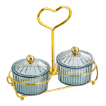 Kuivatatud puuviljade kandik, serveerimiskausid ja k&auml;epidemega maitseainekandik, magustoidu jaotusplaat k&uuml;psiste jaoks Peop&auml;hklid K&ouml;&ouml;gi eelroog