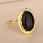 Must on&uuml;ks ova v&auml;&auml;riskiviga s&otilde;rmus, t&auml;is 925 sterlingh&otilde;bes&otilde;rmus, kollase kulla s&otilde;rmus, k&auml;sit&ouml;&ouml;s&otilde;rmus, s&uuml;nnip&auml;eva aastap&auml;eva s&otilde;rmus 9.5