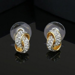 Estele &uuml;marad kullatud k&otilde;rvar&otilde;ngad naistele