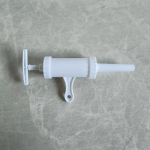 K&auml;sitsi valmistatud vorsti koduvalmistaja Kodused vorstid K&auml;sitsi valmistatud vorsti valmistamise t&ouml;&ouml;riistad valge