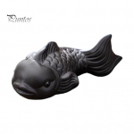 Lilla savist karpkala tee Lemmikloomade j&otilde;ukust suurendav Zeni teekomplekti kaunistus V&auml;ike, &otilde;rn suurus Elav pilt L&otilde;bus kalakujuline teelaua vidin parkkoor