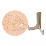 Puidust beebi s&uuml;nni randmepael, mille p&otilde;hi on sileda servaga. Vaba vasts&uuml;ndinu saabumine k&auml;sitsi nikerdatud mitmek&uuml;lgne tahvel