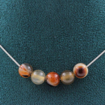 Pierres et Min&eacute;raux. Collier 5 perles Agate de R&ecirc;ve 8 mm. Chaine en acier inoxydable Collier femmes, hommes. Taille personnalisable.