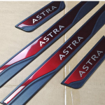 Opel Vauxhall Astra JKL tarvikule 2010- Roostevaba auto uksel&auml;ve kulumisplekk Kick Guard pedaalikaitse kate punane