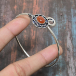 Apelsini karneooli v&auml;&auml;riskivi 925 sterlingh&otilde;bedane k&auml;sitsi valmistatud manseti k&auml;ev&otilde;ru, mida saab reguleerida Adjustable oranž