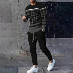 Triibuline ruuduline tr&uuml;kk pikkade varrukatega T-s&auml;rk komplektid meeste 2-osaline komplekt riided 2024 O-kaelusega T-s&auml;rk n&ouml;&ouml;rv&ouml;&ouml;kohaga p&uuml;ksid spordikost&uuml;&uuml;m S