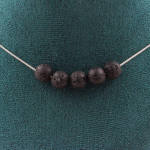 Pierres et Min&eacute;raux. Collier 5 perles Lave 8 mm. Chaine en acier inoxydable Collier femmes, hommes. Taille personnalisable.