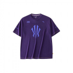 Anta Kyrie seeria kirjalogoga tr&uuml;kiga &uuml;mara kaelusega l&uuml;hikeste varrukatega langeva &otilde;lajoonega T-s&auml;rk Unisex T-s&auml;rgid S&uuml;gavlilla 172421114-3 2XL