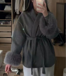 Naiste l&uuml;hike kraavimantel s&uuml;gava V-kaelusega, ise seotava v&ouml;&ouml;ga ja hallide karvaste tutiga mansettidega, elegantne vabaaja stiil L