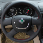 K&auml;sitsi &otilde;mmeldud must kunstnahast autojuhtimiskangi kate Skoda Octavia 2009-2013 Citigo 2011-2012 Roomster Fabia jaoks Light Blue Thread