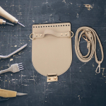 PU kotikatte matt padi, k&auml;sitsi kootud metallist riistvara, heegeldatud &otilde;la-k&auml;ekoti rahakoti valmistamiseks khaki