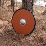 T&uuml;hi l&otilde;uend viikingi stiilis Gokstadi kilp K&auml;sitsi valmistatud funktsionaalne keskaegne puidust kost&uuml;&uuml;m, taaslavastus suur &uuml;mmargune norra harja LARP kilp