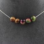 Pierres et Min&eacute;raux. Collier 5 perles Oeil de Tigre Fuschia Bicolore 8 mm. Chaine en acier Collier femmes, hommes. Taille personnal