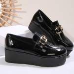 Moodsad mustad paksude kiiludega mokassiin kingad naistele Moodsad metallketiga slip-on platvormkingad Naiste suured lakknahast kingad 43 36 must