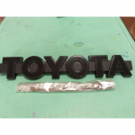 1 tk 38x6,5x1,5cm &Uuml;hilduv Toyota Wildlanderile, RAV4-le, Camryle, Land Cruiserile, RAV4 Esiv&otilde;re TOYOTA Retro Embleem 38x6.5x1.5cm must