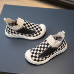 Poiste kingad suvised uued populaarsed hingavad v&otilde;rkjalatsid siseruumides kasutatavad &uuml;likerged tossud 26 must