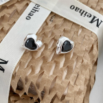 Lihtsad ja ni&scaron;&scaron; Musta tsirkooniga armastuse k&otilde;rvar&otilde;ngad naistele, retrostiilis