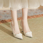 Uued terava ninaga peenikese kontsaga k&otilde;rged kontsad, p&auml;rlitega paksendatud ja laiendatud &uuml;ksikud kingad, madala l&otilde;ikega t&ouml;&ouml;- ja vabaajajalatsid naistele 34 must