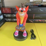 Crash Bandicooti kuju Telefonikontrolleri hoidja Kuju Mudel Kaunistus M&auml;ngutarvikud Esimene PS4 hoidja M&auml;ngupuldiga m&auml;nguasi Brinquedo