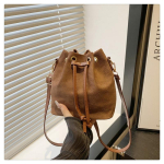 Eriline n&ouml;&ouml;riga kott-kott, Mitmek&uuml;lgne &uuml;hekordse &otilde;larihmaga crossbody kott pruun