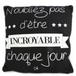Les Tr&eacute;sors De Lily [P1430] - Coussin cr&eacute;ateur 'Citations' noir (N'oubliez pas d'&ecirc;tre incroyable chaque jour) - 38 cm must