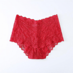 Suures suuruses k&otilde;rge v&ouml;&ouml;kohaga seksikad pitsist stringid naiste aluspesu, millel pole j&auml;lge, &uuml;lisuured lahtised T-alusp&uuml;ksid L punane