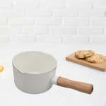 Emailitud piimapann, puidust k&auml;epidemega, topeltvalamistilaga, mittenakkuva kattega pliidiplaadil olev kastmepott