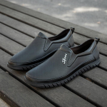 Meeste madala l&otilde;ikega veekindlad jalan&otilde;ud l&uuml;hikeste varrukatega Moodsad t&auml;iskasvanute vihmajalatsid libisemis- ja kulumiskindlad v&auml;lispidiseks kasutamiseks K&ouml;&ouml;gis t&ouml;&ouml;tamiseks m&otilde;eldud plastkingad 42 must