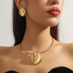 Moodne kaelakee naiste ehtekomplekti jaoks kuld