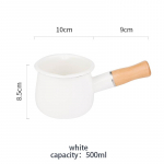 500ml emailitud kohvi-piimapott puidust k&auml;epidemega kastrulisse, k&ouml;&ouml;gitarbed kaerahelbev&otilde;i keedun&otilde;ule, mittenakkuva gaasipliidi induktsioonpliidile valge