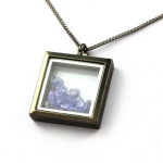 Pierres et Min&eacute;raux. Collier Tanzanite brut. Mod&egrave;le carr&eacute;. Couleur Noir.