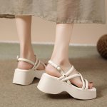 Paksutallalised naiste sandaalid suveks 2025, millel on haldjalik &uuml;he rihmaga avatud varbaga ranna-Rooma stiil. 40 valkjas v&auml;rv