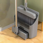 Pehmete harjastega luud ja k&uuml;hvel majapidamispuhastuseks. T&auml;ielik p&uuml;hkimiskomplekt koos luua, k&uuml;hvli ja pr&uuml;gilabidaga. tumehall v&auml;rv