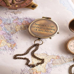 Teine t&auml;ht paremale J. M. Barrie, Peter Pan graveeritud messingist kompass puidust korpusega