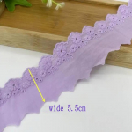 4 meetrit/partii 5,5 cm laiune puuvillane riie pitskangas Lilledega tikitud pitsriidest trimmiv kleit, kost&uuml;&uuml;m, t&uuml;drukute kikis&otilde;lme materjal 4 Meters lilla