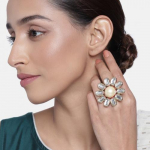 Disainerkujundusega reguleeritav polki Kundan s&otilde;rmus naistele kreemja p&auml;rliga