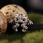 Elegantne Dragon Charm k&auml;ev&otilde;ru, mis sobib mitmek&uuml;lgseks vabaajar&otilde;ivasteks must