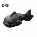 Lilla savist karpkala tee Lemmikloomade j&otilde;ukust suurendav Zeni teekomplekti kaunistus V&auml;ike, &otilde;rn suurus Elav pilt L&otilde;bus kalakujuline teelaua vidin parkkoor